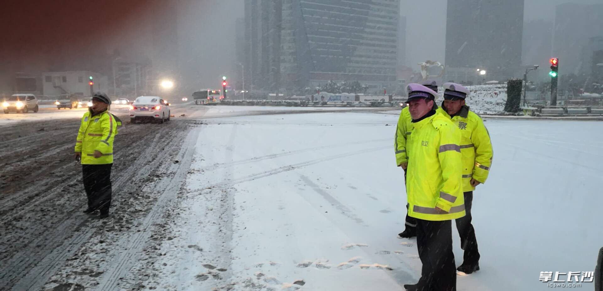 星城一夜“白” 道路结冰黄色预警发布 长沙多部门连夜应急处置