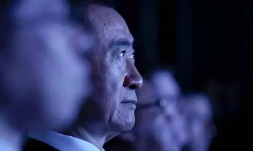 “万达线上线下融合往哪个方向走呢?我可以给大家透露自己的想法,主要是我们人工智能上的想法,现在随着人工智能的发展,人脸识别越来越精准,精准识别为我们的应用打开基础,我们进门就自动扫……所以我们主要的研究方向就是人工智能,并且将大量实施。”