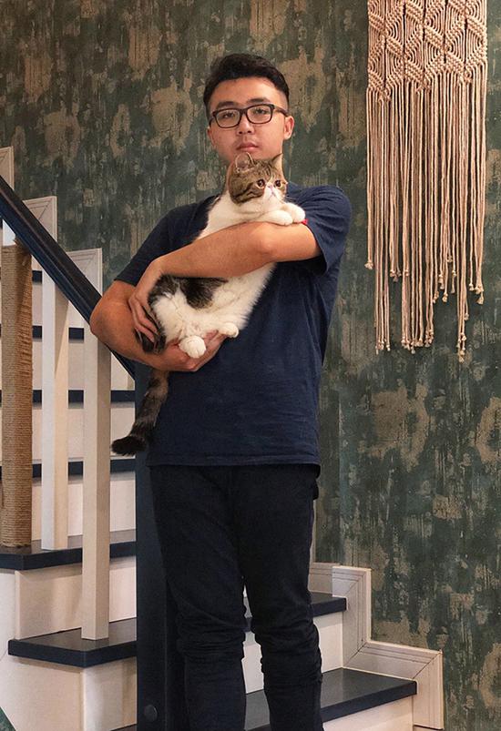 谭盛田说自己平日里“得过且过”，用“二”的态度对待生活，其实正是成都人推崇的“天性乐观，热爱生活”。本文图均为澎湃新闻记者 陈凯姿 图