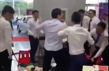 情侣4S店用麻将“八万”购车被围殴？抖音辟谣