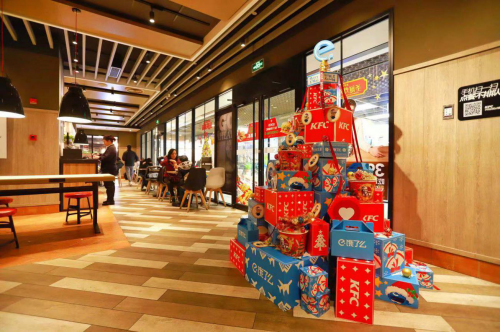 本次饿了么与肯德基的合作，便是全场景视域下的一次数字化融合营销。面对繁盛的阿里本地生活服务生态圈所蕴含的无穷可能性，此次的合作，旨在拓展和打通用户的体验链路，不止饿了么线上单一用户触点，更融入肯德基线下五城60家门店同步触达门店消费者，消费者可以通过店内饿了么圣诞树装置直接领取线上红包福利。从其中，我们不难窥探到肯德基数字化升级的决心，更能感受到饿了么驱策线上线下消费场景紧密联动的澎湃推力。