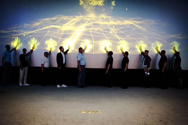 据主办方透露，此部电影主要讲述了一个80后影视公司老板，因欠巨额债务无力还款而被高利贷催债，紧要关头偶然回忆起自己曾经有上千个比特币，但忘记了密码！之后开始用一系列办法寻找比特币密码。期间不断迷失自我，想重新包装以前的项目，这个过程中经历了币圈、链圈、矿圈跌宕起伏的戏剧性生活，费了九牛二虎之力，募集了一大批比特币，而正准备变现还钱重启大项目时，又碰到94事件，经过激烈的内心挣扎，不得不退币！退币后又去俄罗斯尝试用催眠术找回自己的密码……寻找比特币密码其实也是主人公找回人生密码、事业密码以及发现区块链技术革命的过程。