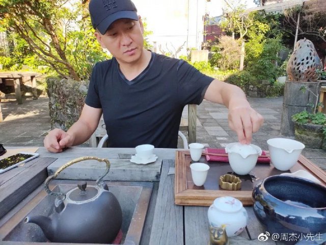 周杰在娱乐圈混不下去了？人家可是低调的亿万富豪！