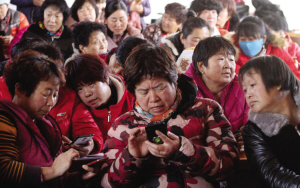 　　村民们学习使用抖音和公众号。