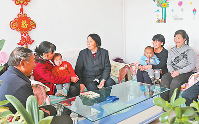 申纪兰:人民代表就要代表人民
老人坐在阳光里,脸上的每道皱纹都是不朽的岁月痕迹。她身后的墙上,挂满了照片,有集体照、有单独照……【详细】