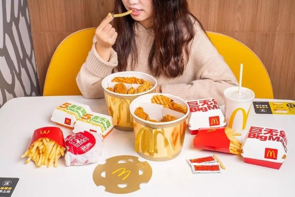 “爱玩”的麦当劳：推出金拱门桶，藏着n个营销心机！