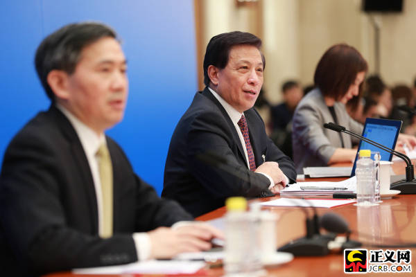 十三届全国人大一次会议举行新闻发布会