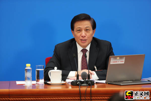 十三届全国人大一次会议举行新闻发布会