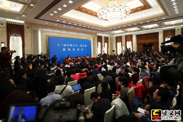 十三届全国人大一次会议举行新闻发布会