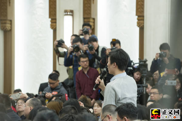 十三届全国人大一次会议举行新闻发布会