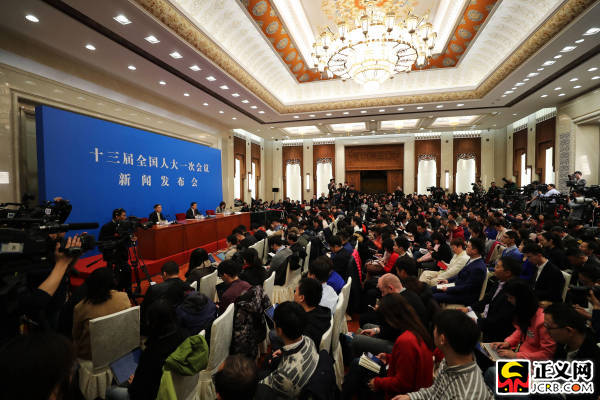 十三届全国人大一次会议举行新闻发布会