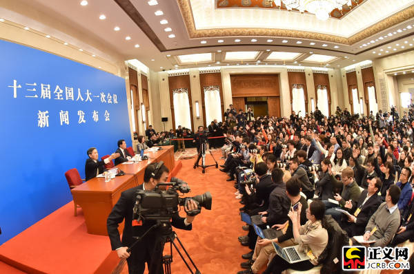十三届全国人大一次会议举行新闻发布会