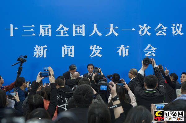 十三届全国人大一次会议举行新闻发布会