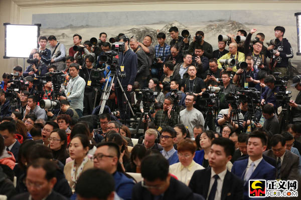 十三届全国人大一次会议举行新闻发布会