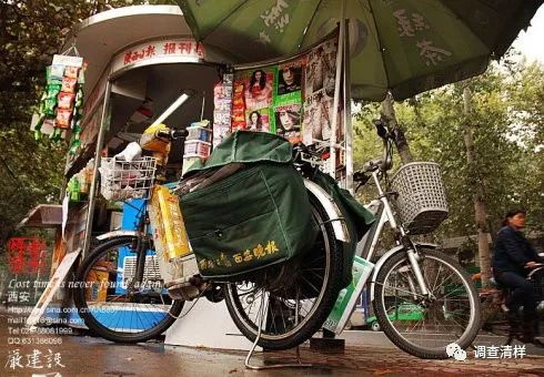 在此期间，《西安晚报》也不甘就此沉沦曾在1998年、1999年、2001年进行了三次内部改革，但因体制、观念所限均无气色，就在这频频的改革之中西安晚报竟然越走越艰难，当时据说还出现了近二十年来的第一次亏损。