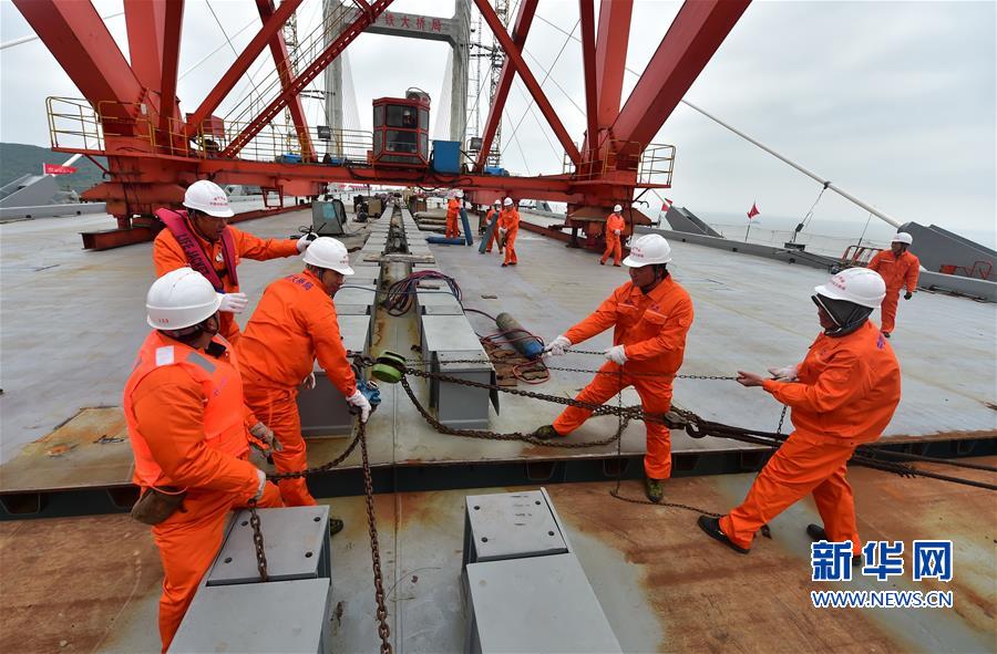 平潭海峡公铁两用大桥大小练岛水道桥钢桁梁合龙