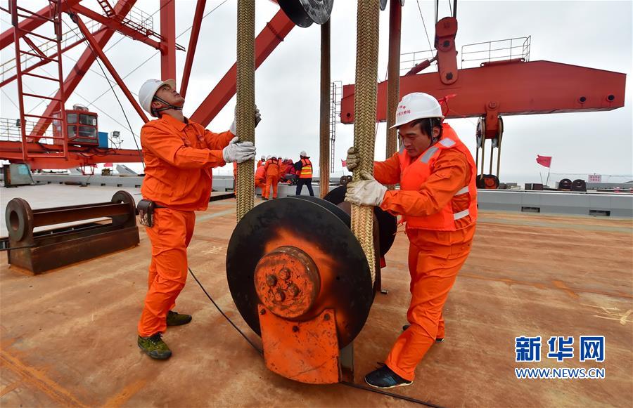平潭海峡公铁两用大桥大小练岛水道桥钢桁梁合龙