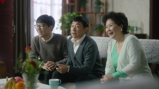 长虹暖心短片《爸妈的新视界》正式发布，只需一步“焕新”温暖