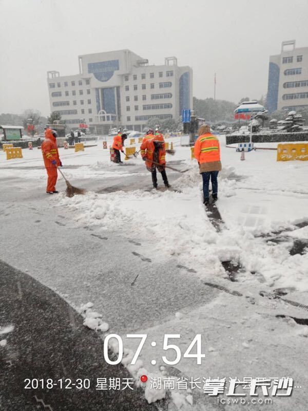 星城一夜“白” 道路结冰黄色预警发布 长沙多部门连夜应急处置