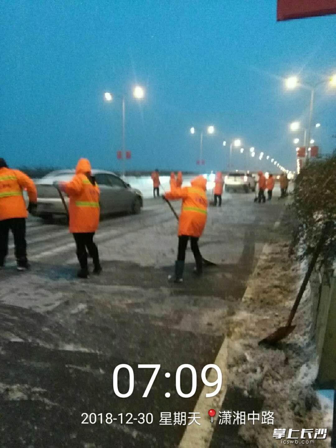 星城一夜“白” 道路结冰黄色预警发布 长沙多部门连夜应急处置