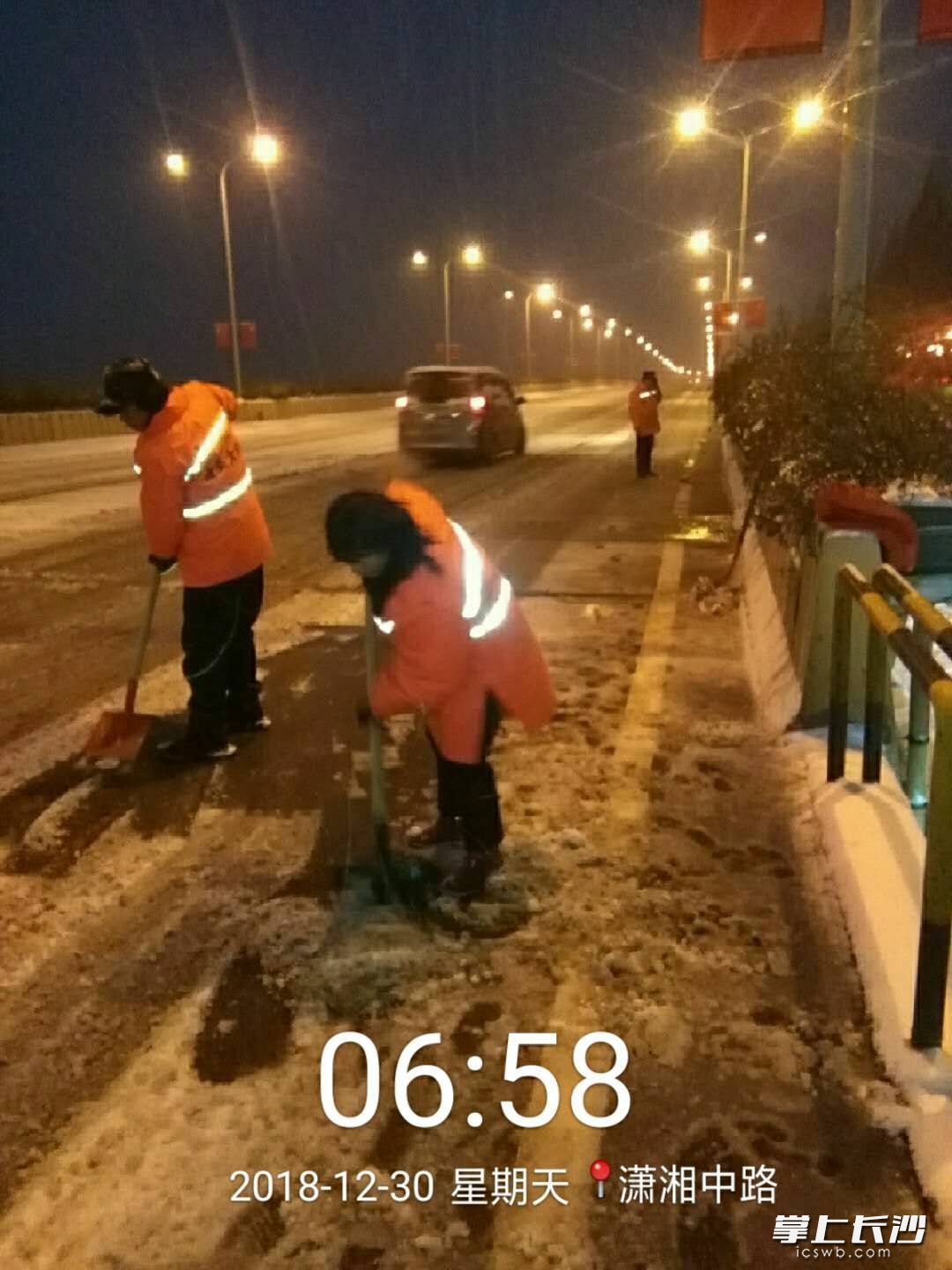 星城一夜“白” 道路结冰黄色预警发布 长沙多部门连夜应急处置