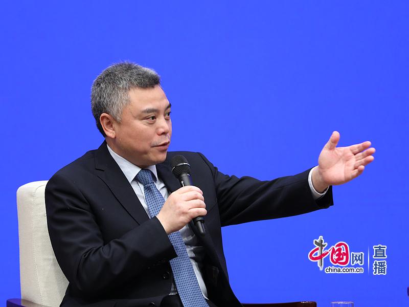 新闻办就“改革开放与中国高技能人才队伍建设”举行中外记者见面会