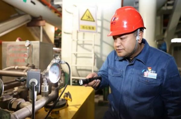 【央企楷模③】情暖边疆的“石榴籽” 艾尔肯•买买提的故事