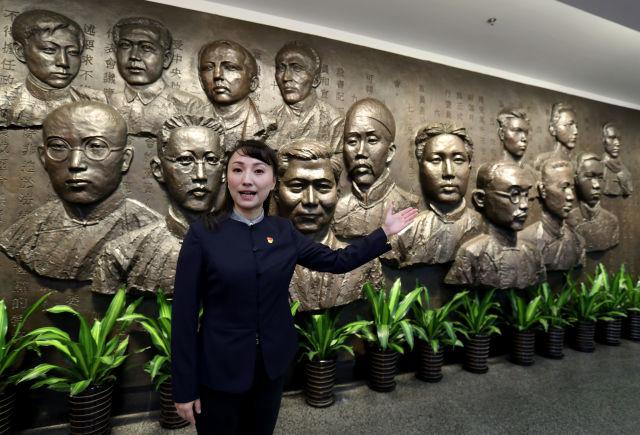 带你看习主席发表新年贺词现场摆放的照片