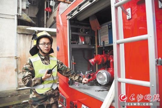 　　昨日上午，消防员在为长沙市传染病医院供水。　　长沙晚报全媒体记者 刘琦 摄