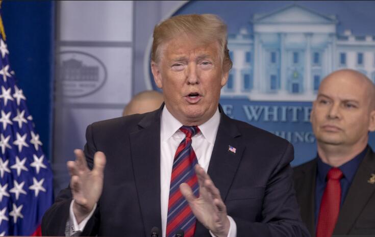 特朗普“出人意料”现身白宫新闻发布厅 还是为了建墙的事