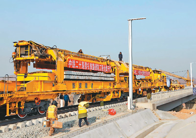 崇礼铁路开始铺轨