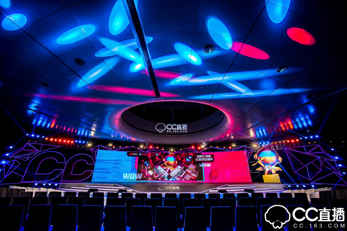 除此之外,网易CC直播对盛典现场也做了很多别出心裁的设计,现场分为互动区、采访区以及主题舞台区。值得注意的是在互动区域,CC3D小金人通过投影技术,实现不同的效果体验,增强现场粉丝与主播的实时互动。在现场引起众多粉丝驻足观看的还有发光秋千,颇具创意的灯光效果设计引发了众多粉丝拍照发微博以及朋友圈,分享实时动态。