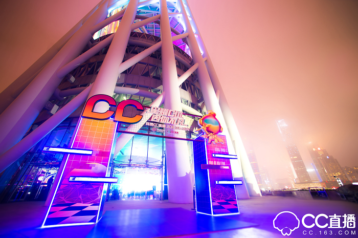 除此之外,网易CC直播对盛典现场也做了很多别出心裁的设计,现场分为互动区、采访区以及主题舞台区。值得注意的是在互动区域,CC3D小金人通过投影技术,实现不同的效果体验,增强现场粉丝与主播的实时互动。在现场引起众多粉丝驻足观看的还有发光秋千,颇具创意的灯光效果设计引发了众多粉丝拍照发微博以及朋友圈,分享实时动态。
