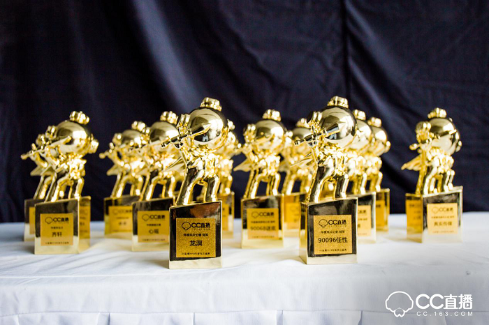 除此之外,网易CC直播对盛典现场也做了很多别出心裁的设计,现场分为互动区、采访区以及主题舞台区。值得注意的是在互动区域,CC3D小金人通过投影技术,实现不同的效果体验,增强现场粉丝与主播的实时互动。在现场引起众多粉丝驻足观看的还有发光秋千,颇具创意的灯光效果设计引发了众多粉丝拍照发微博以及朋友圈,分享实时动态。