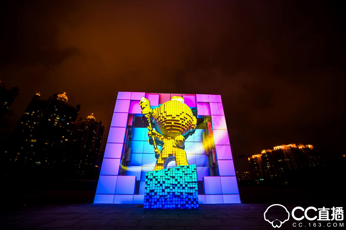 除此之外,网易CC直播对盛典现场也做了很多别出心裁的设计,现场分为互动区、采访区以及主题舞台区。值得注意的是在互动区域,CC3D小金人通过投影技术,实现不同的效果体验,增强现场粉丝与主播的实时互动。在现场引起众多粉丝驻足观看的还有发光秋千,颇具创意的灯光效果设计引发了众多粉丝拍照发微博以及朋友圈,分享实时动态。