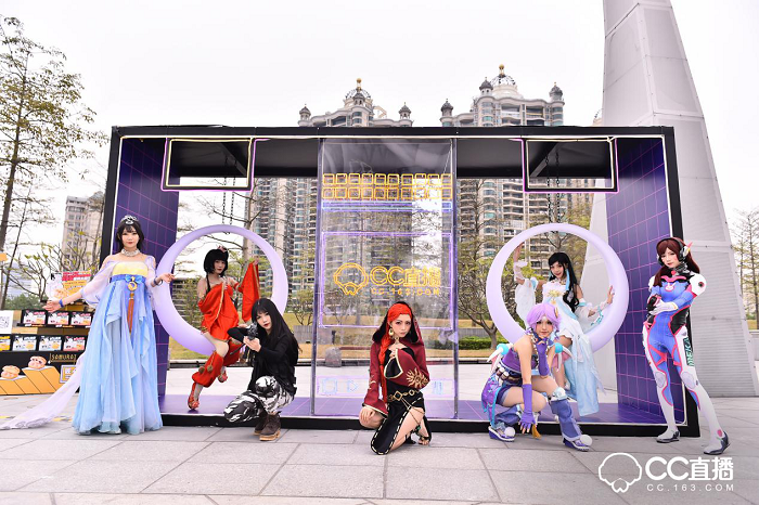 除此之外,网易CC直播对盛典现场也做了很多别出心裁的设计,现场分为互动区、采访区以及主题舞台区。值得注意的是在互动区域,CC3D小金人通过投影技术,实现不同的效果体验,增强现场粉丝与主播的实时互动。在现场引起众多粉丝驻足观看的还有发光秋千,颇具创意的灯光效果设计引发了众多粉丝拍照发微博以及朋友圈,分享实时动态。