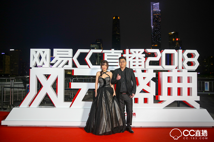 除此之外,网易CC直播对盛典现场也做了很多别出心裁的设计,现场分为互动区、采访区以及主题舞台区。值得注意的是在互动区域,CC3D小金人通过投影技术,实现不同的效果体验,增强现场粉丝与主播的实时互动。在现场引起众多粉丝驻足观看的还有发光秋千,颇具创意的灯光效果设计引发了众多粉丝拍照发微博以及朋友圈,分享实时动态。