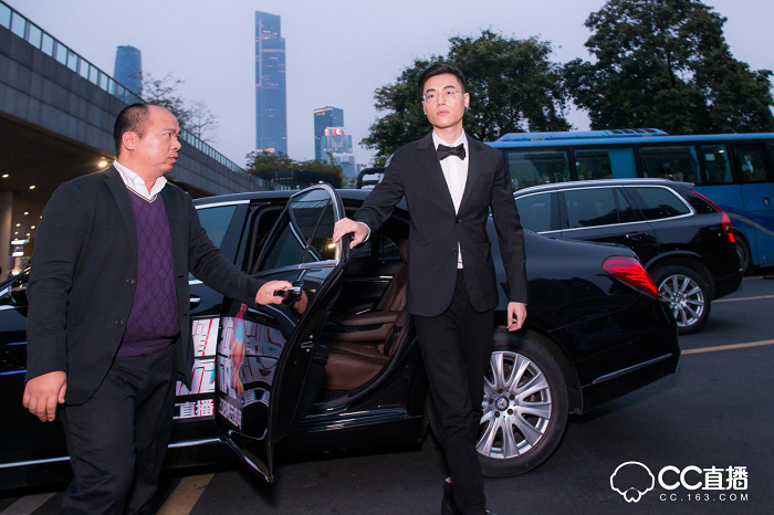 除此之外,网易CC直播对盛典现场也做了很多别出心裁的设计,现场分为互动区、采访区以及主题舞台区。值得注意的是在互动区域,CC3D小金人通过投影技术,实现不同的效果体验,增强现场粉丝与主播的实时互动。在现场引起众多粉丝驻足观看的还有发光秋千,颇具创意的灯光效果设计引发了众多粉丝拍照发微博以及朋友圈,分享实时动态。