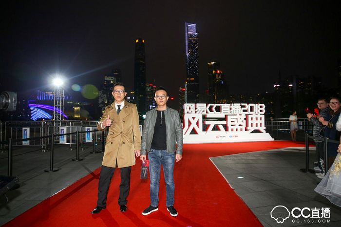 除此之外,网易CC直播对盛典现场也做了很多别出心裁的设计,现场分为互动区、采访区以及主题舞台区。值得注意的是在互动区域,CC3D小金人通过投影技术,实现不同的效果体验,增强现场粉丝与主播的实时互动。在现场引起众多粉丝驻足观看的还有发光秋千,颇具创意的灯光效果设计引发了众多粉丝拍照发微博以及朋友圈,分享实时动态。