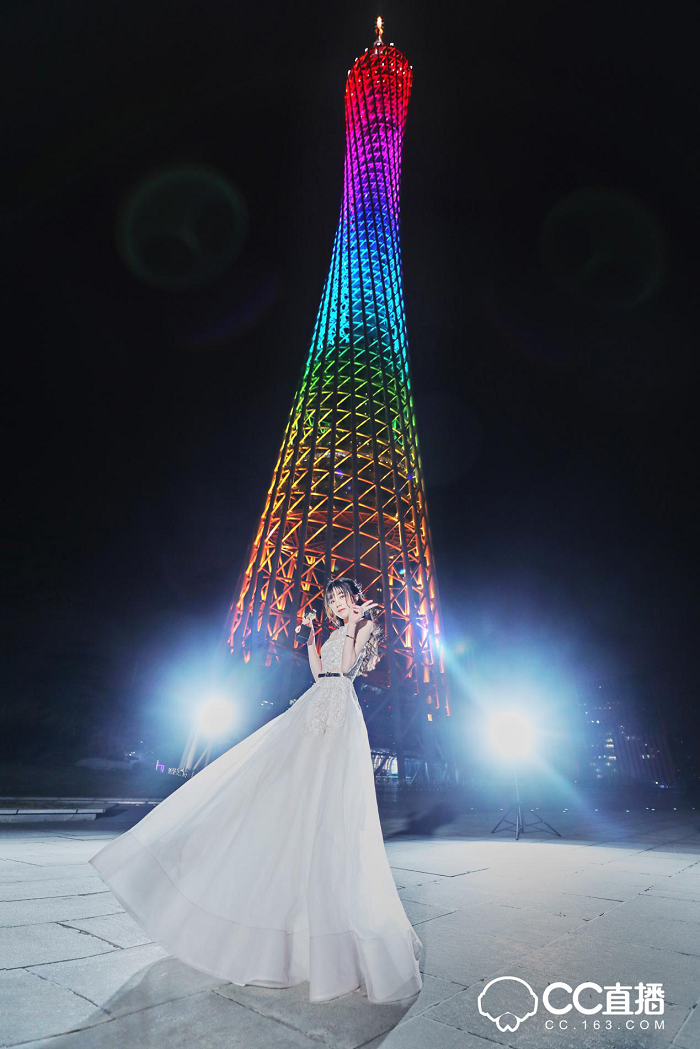 除此之外,网易CC直播对盛典现场也做了很多别出心裁的设计,现场分为互动区、采访区以及主题舞台区。值得注意的是在互动区域,CC3D小金人通过投影技术,实现不同的效果体验,增强现场粉丝与主播的实时互动。在现场引起众多粉丝驻足观看的还有发光秋千,颇具创意的灯光效果设计引发了众多粉丝拍照发微博以及朋友圈,分享实时动态。