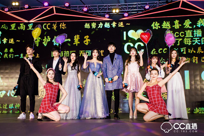 除此之外,网易CC直播对盛典现场也做了很多别出心裁的设计,现场分为互动区、采访区以及主题舞台区。值得注意的是在互动区域,CC3D小金人通过投影技术,实现不同的效果体验,增强现场粉丝与主播的实时互动。在现场引起众多粉丝驻足观看的还有发光秋千,颇具创意的灯光效果设计引发了众多粉丝拍照发微博以及朋友圈,分享实时动态。