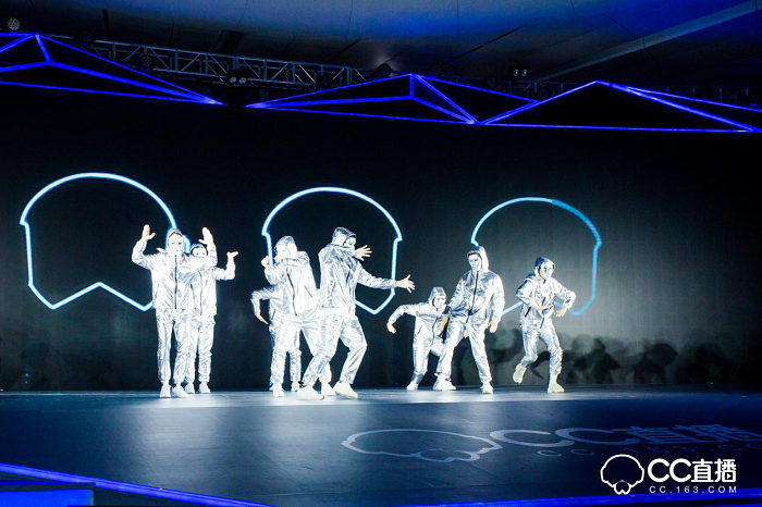 除此之外,网易CC直播对盛典现场也做了很多别出心裁的设计,现场分为互动区、采访区以及主题舞台区。值得注意的是在互动区域,CC3D小金人通过投影技术,实现不同的效果体验,增强现场粉丝与主播的实时互动。在现场引起众多粉丝驻足观看的还有发光秋千,颇具创意的灯光效果设计引发了众多粉丝拍照发微博以及朋友圈,分享实时动态。