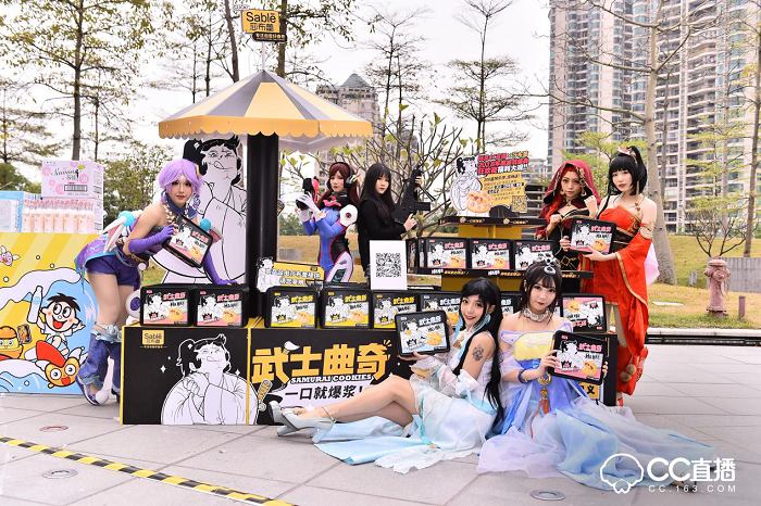 除此之外,网易CC直播对盛典现场也做了很多别出心裁的设计,现场分为互动区、采访区以及主题舞台区。值得注意的是在互动区域,CC3D小金人通过投影技术,实现不同的效果体验,增强现场粉丝与主播的实时互动。在现场引起众多粉丝驻足观看的还有发光秋千,颇具创意的灯光效果设计引发了众多粉丝拍照发微博以及朋友圈,分享实时动态。