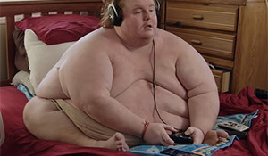 630斤宅男被母亲赶出门 整天赤身打游戏，自称吃到死