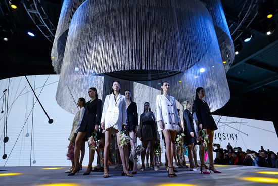 点燃时尚，卓诗尼集团20周年庆暨2019春夏新品发布