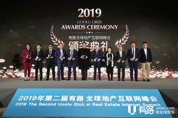 点击看大图 (有路联合创始人&COO 王皓先生为获奖项目颁奖)