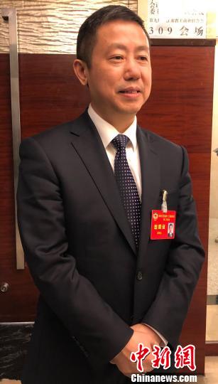 14日，正在南京参加江苏省“两会”的江苏省政协常委、红豆集团董事局主席兼CEO周海江接受中新网记者采访。　朱晓颖 摄