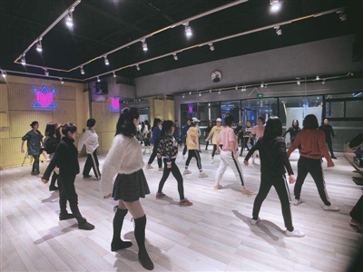 成都各公司纷纷准备年会舞蹈节目 舞蹈老师迎授课高峰