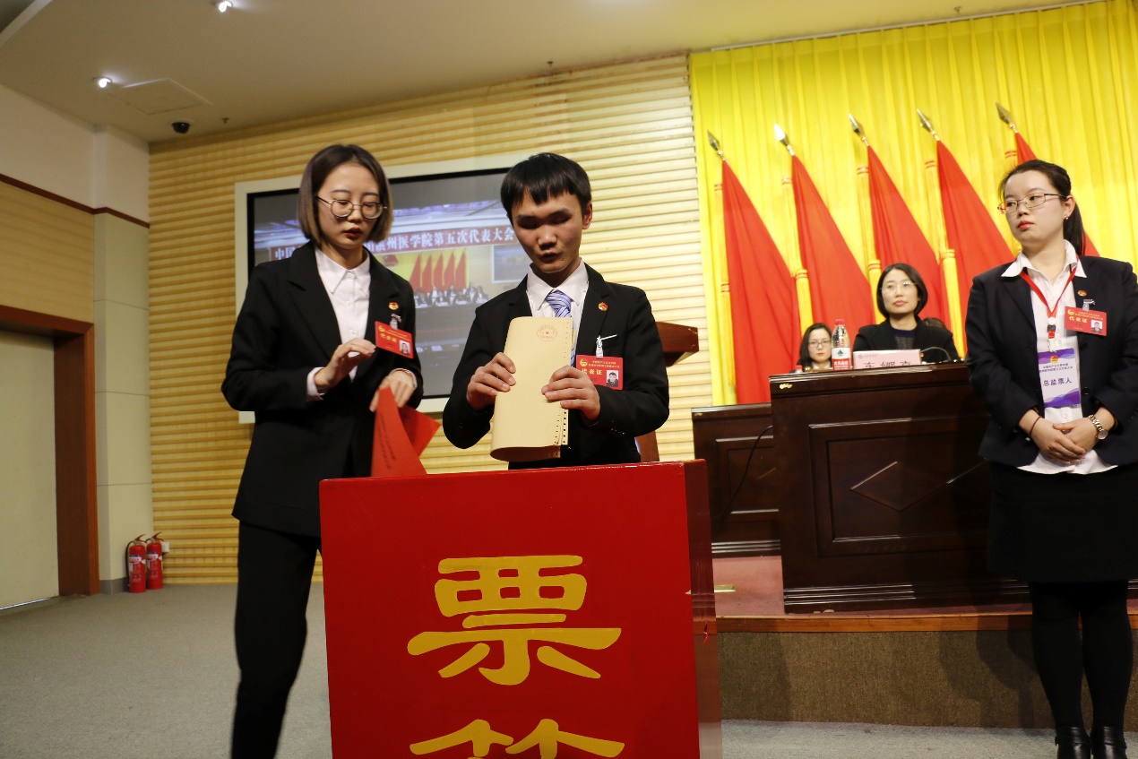 滨州医学院发出全国高校首张团代会盲文选票