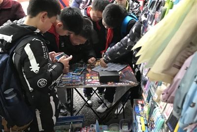 小学生正在玩游戏